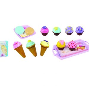 Σετ παγωτού με χωνάκια και cupcakes στον δίσκο
